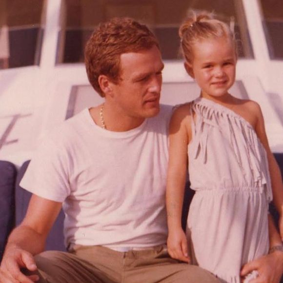 La tristesse n'est pas de mise lorsqu'elle pense au temps qui passe. 

Laeticia Hallyday et son papa © Instagram