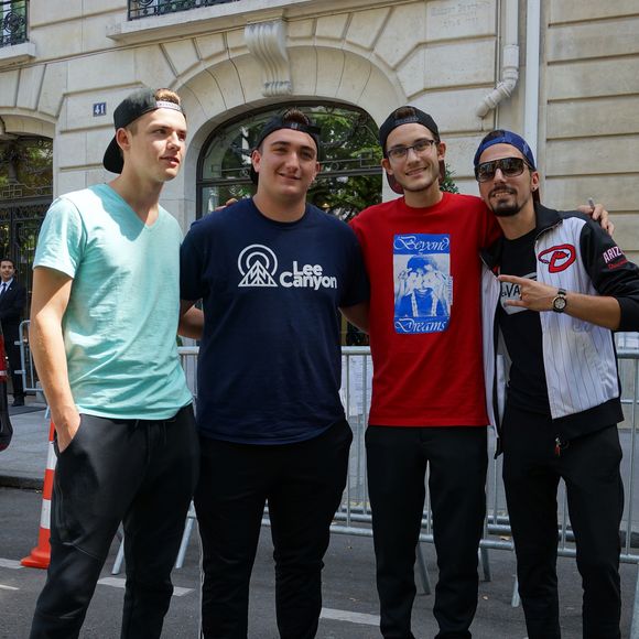 René-Charles Angélil (fils de Céline Dion) pose avec des fans devant l'hôtel Royal Monceau à Paris le 21 juillet 2017. Agence / Bestimage