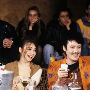 En France, à Paris, dans la boite de nuit LE PALACE, une personne non identifiée, les RITA MITSOUKO, Catherine RINGER et Fred CHICHIN, et Thierry ARDISSON, fumant une cigarette, sur la table une bouteille de whisky JACK DANIEL'S et du champagne. © Bruno Schneider via Bestimage