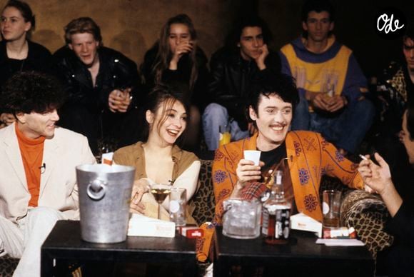 En France, à Paris, dans la boite de nuit LE PALACE, une personne non identifiée, les RITA MITSOUKO, Catherine RINGER et Fred CHICHIN, et Thierry ARDISSON, fumant une cigarette, sur la table une bouteille de whisky JACK DANIEL'S et du champagne. © Bruno Schneider via Bestimage