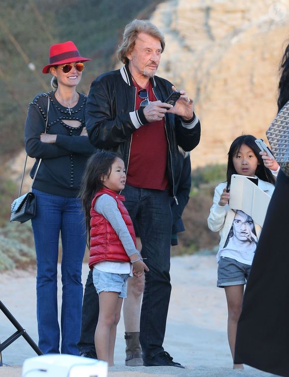 Johnny Hallyday, sa femme Laeticia et leurs filles Jade et Joy jouent les paparazzis pour un mariage - Johnny Hallyday en famille sur la plage a Malibu, le 9 novembre 2013.  © FAMEFLYNET / BESTIMAGE