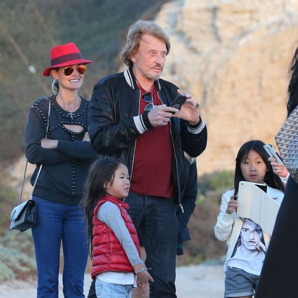Johnny Hallyday, sa femme Laeticia et leurs filles Jade et Joy jouent les paparazzis pour un mariage - Johnny Hallyday en famille sur la plage a Malibu, le 9 novembre 2013.  © FAMEFLYNET / BESTIMAGE