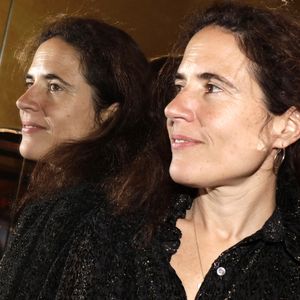Ce n'est que le 10 novembre 1994, alors qu'elle avait 19 ans, que "Paris Match" révélera aux yeux du grand public l'existence de Mazarine, en publiant un cliché d'elle et son père, sortant d'un restaurant...

Mazarine Pingeot pose lors d'une séance de portrait à Paris, France, en avril 2019.