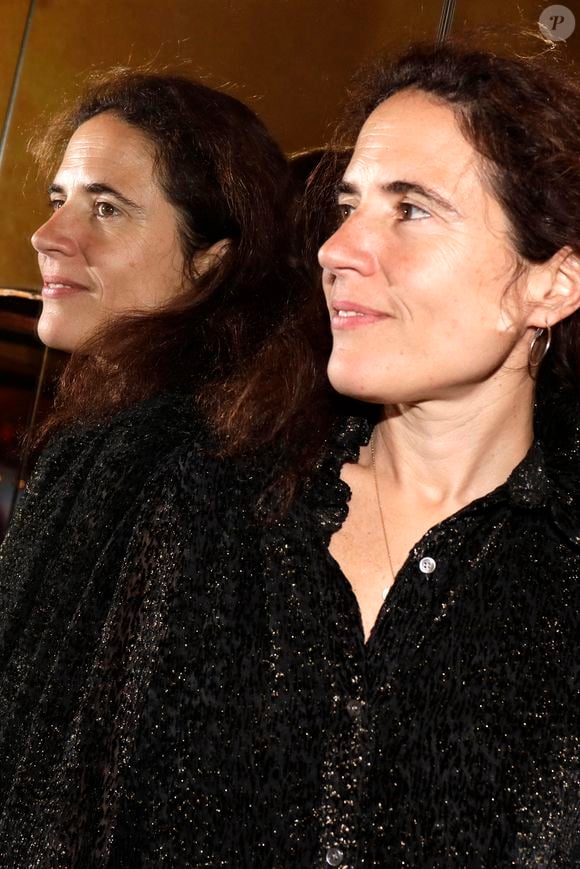 Ce n'est que le 10 novembre 1994, alors qu'elle avait 19 ans, que "Paris Match" révélera aux yeux du grand public l'existence de Mazarine, en publiant un cliché d'elle et son père, sortant d'un restaurant...

Mazarine Pingeot pose lors d'une séance de portrait à Paris, France, en avril 2019.