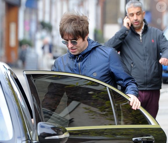 Liam Gallagher va monter dans une voiture dans le quartier de Highgate à Londres, le 23 avril 2015. La rumeur court depuis quelques jours, Oasis pourrait bientôt se reformer mais Liam Gallagher, tout souriant, ne s'exprime pas sur le sujet. 
©Agence / Bestimage