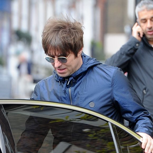 Liam Gallagher va monter dans une voiture dans le quartier de Highgate à Londres, le 23 avril 2015. La rumeur court depuis quelques jours, Oasis pourrait bientôt se reformer mais Liam Gallagher, tout souriant, ne s'exprime pas sur le sujet. 
©Agence / Bestimage