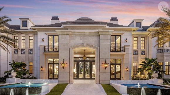 La nouvelle propriété de l'acteur Mark Wahlberg dans le sud de la Floride, baptisée "Palazzo di Lago", incarne le luxe au bord d'un lac et la grandeur d'inspiration italienne. Photo publiée le 21 octobre 2025. Photo Daniel Petroni/TwoPointO Media/Abaca