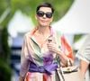 Elle compare cette pratique à une visite de zoo, estimant que les habitants y sont observés comme des curiosités.
Exclusif - Cristina Cordula à l’espace VIP au Longines Paris Eiffel Jumping au pied de la Tour Eiffel sur le Champ-de-Mars à Paris, France, le 21 juin 2025. © Perusseau-Veeren/Bestimage