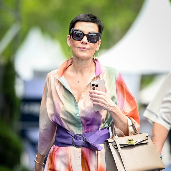 Elle compare cette pratique à une visite de zoo, estimant que les habitants y sont observés comme des curiosités.

Exclusif - Cristina Cordula à l’espace VIP au Longines Paris Eiffel Jumping au pied de la Tour Eiffel sur le Champ-de-Mars à Paris, France, le 21 juin 2025. © Perusseau-Veeren/Bestimage