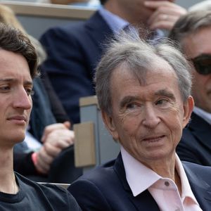 Il bénéficie du regard bienveillant du chef de famille qu'il accompagne régulièrement, que ce soit à Roland-Garros...

Jean Arnault, Bernard Arnault en tribune lors de la finale masculine 2025 de Roland Garros le 08 juin 2025 à Paris, France. Photo by Nasser Berzane/ABACAPRESS.COM
