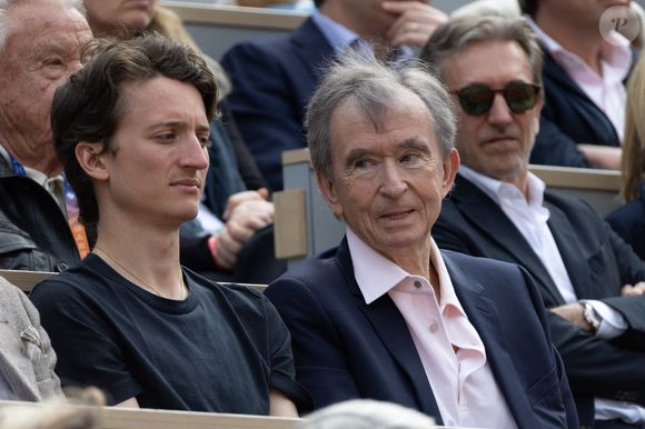 Il bénéficie du regard bienveillant du chef de famille qu'il accompagne régulièrement, que ce soit à Roland-Garros...

Jean Arnault, Bernard Arnault en tribune lors de la finale masculine 2025 de Roland Garros le 08 juin 2025 à Paris, France. Photo by Nasser Berzane/ABACAPRESS.COM