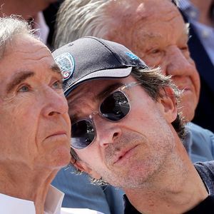 Initialement présidée par Antoine Arnault en fin d'année 2013 pour assurer la transition avec les fondateurs, la marque a vu sa gouvernance évoluer au fil des générations. 

Bernard Arnault et son fils Antoine Arnault - Célébrités dans les tribunes de la finale masculine des Internationaux de France de tennis de Roland-Garros 2026, le 7 juin 2026. © Jacovides-Moreau/Bestimage
