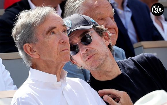 Initialement présidée par Antoine Arnault en fin d'année 2013 pour assurer la transition avec les fondateurs, la marque a vu sa gouvernance évoluer au fil des générations. 

Bernard Arnault et son fils Antoine Arnault - Célébrités dans les tribunes de la finale masculine des Internationaux de France de tennis de Roland-Garros 2026, le 7 juin 2026. © Jacovides-Moreau/Bestimage