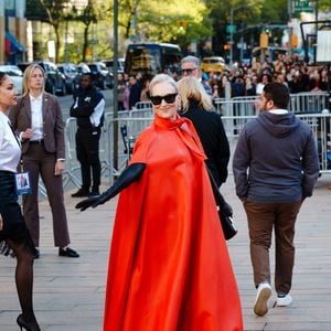 Meryl Streep a rendu hommage à l'élégance de son personnage. Elle portait une robe à cape signée Givenchy et accessoirisée. Un look audacieux selon sa styliste.

Meryl Streep est stupéfiante dans une robe cape rouge frappante associée à des gants noirs alors qu'elle arrive à la première du "Diable s'habille en Prada 2" au Lincoln Center à New York.

©BestImage