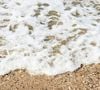Sur les réseaux sociaux, de nombreux baigneurs s'amusent à récupérer de l'eau de mer pour en extraire du sel une fois de retour à la maison. Une astuce "DIY" qui semble inoffensive et 100% naturelle pour prolonger l'été en cuisine. 

Image unsplash