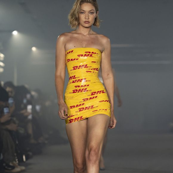 "Il m'apporte tellement, des encouragements et tout simplement, de la confiance. Le fait que les personnes que vous admirez vous encouragent peut créer une telle confiance en vous-même", a affirmé la star.

Gigi Hadid vêtue de chatterton DHL - Défilé "Vetements" printemps/été 2025 lors de la Fashion Week de Paris (PFW) le 27 septembre 2024. (Agence / Bestimage).