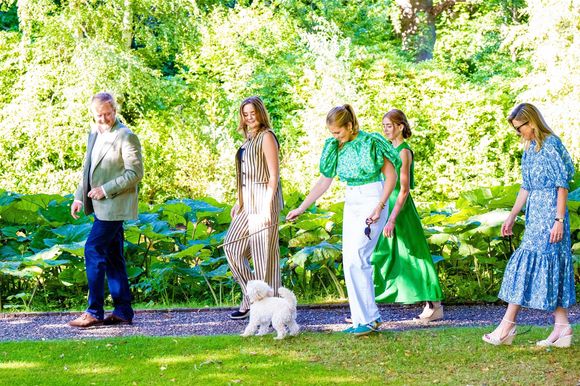 Le roi Willem-Alexander, la reine Maxima, la princesse Amalia, la princesse Alexia, la princesse Ariane et leur chien Mambo posent lors de la séance photo annuelle d'été au palais Huis Ten Bosch à La Haye. Photo by Backgrid USA / Bestimage