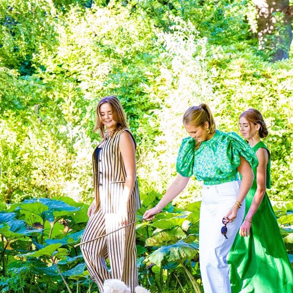 Le roi Willem-Alexander, la reine Maxima, la princesse Amalia, la princesse Alexia, la princesse Ariane et leur chien Mambo posent lors de la séance photo annuelle d'été au palais Huis Ten Bosch à La Haye. Photo by Backgrid USA / Bestimage
