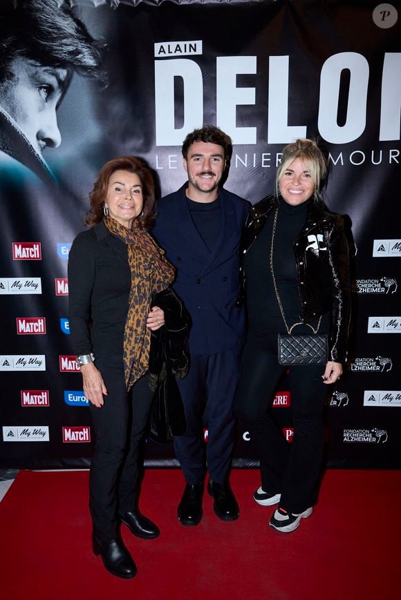 Exclusif - Dominique Tapie, Sophie Tapie (enceinte) , son mari Baptiste Germain au photocall de la soirée Ciné-concert symphonique "Alain Delon, le dernier Samouraï" au Palais des congrès à Paris le 8 novembre 2024 le jour de son anniversaire.
© Jacovides / Moreau / Bestimage