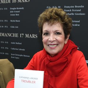 Catherine Laborde souffrait de la maladie à corps de Lewy, une pathologie neurodégénérative, qui s'attaque au cerveau et cause de très nombreux troubles : pertes des capacités cognitives, hallucinations, troubles moteurs, troubles du sommeil, dépression...

Catherine Laborde - Salon du Livre à la Porte de Versailles de Paris, le 17 mars 2019. © Lionel Urman/Bestimage