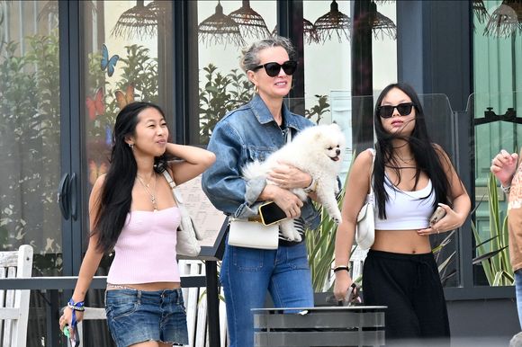 Ce n'est pas la première fois que les amoureux s'offrent des vacances ensemble. 

Exclusif -  Laeticia Hallyday et ses filles Jade et Joy (qui résident depuis quelques jours dans la propriété familiale du Cap-d'Ail) arrivent à Marseillan pour déjeuner avec Elyette Boudou "Mamie Rock" (qui fêtera ses 89 ans le 5 juillet prochain), accompagné de son père André Boudou et sa fille Alcéa (demi soeur de Laeticia). Toute la famille est allée déjeuner à la crêperie "La Maison de Camille" à Marseillan, France, le 2 juillet 2024. © Agence / Bestimage