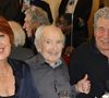 A l'instar de Jean-Pierre Castaldi ou encore Véronique Genest qui étaient à ses côtés pour souffler sa 90ème bougie.
Véronique Genest, Popeck et Jean-Pierre Castaldi - Anniversaire surprise de Popeck à l'occasion de ses 90 ans sur la scène du théâtre de Passy à Paris le 18 mai 2025. © Coadic Guirec/Bestimage