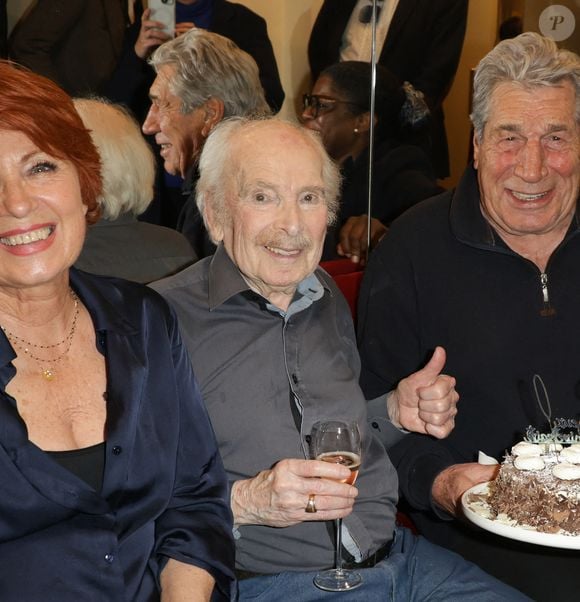 A l'instar de Jean-Pierre Castaldi ou encore Véronique Genest qui étaient à ses côtés pour souffler sa 90ème bougie. 

Véronique Genest, Popeck et Jean-Pierre Castaldi - Anniversaire surprise de Popeck à l'occasion de ses 90 ans sur la scène du théâtre de Passy à Paris le 18 mai 2025. © Coadic Guirec/Bestimage
