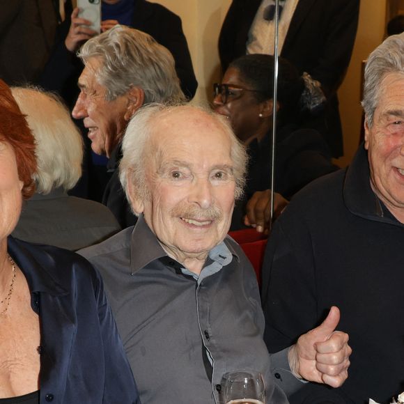 A l'instar de Jean-Pierre Castaldi ou encore Véronique Genest qui étaient à ses côtés pour souffler sa 90ème bougie. 

Véronique Genest, Popeck et Jean-Pierre Castaldi - Anniversaire surprise de Popeck à l'occasion de ses 90 ans sur la scène du théâtre de Passy à Paris le 18 mai 2025. © Coadic Guirec/Bestimage