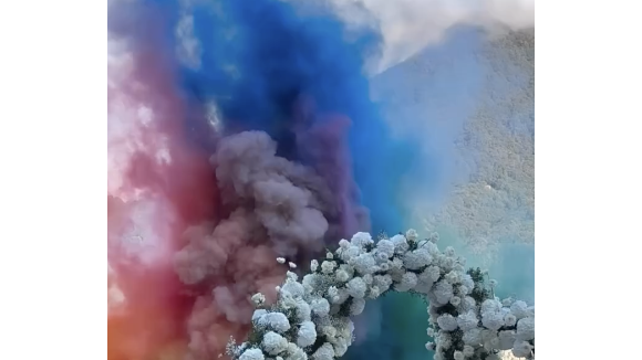 Après l'échange des voeux, le couple s'est embrassé sous les applaudissements des invités et un immense feu d'artifice multicolore a été lancé juste derrière eux.

Mariage de Dylan Deschamps et Mathilde Cappelaere, 28 septembre 2025