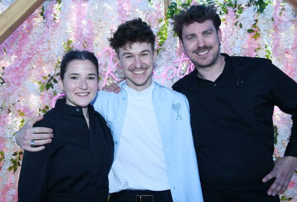 Sa carte en six temps, proposée à 95 euros, met à l'honneur la nature sauvage avec des produits comme la truite du lac Léman.

Exclusif - la cheffe Philippine Jaillet (top chef), Quentin Mauro, le chef Charles Neyers (top chef) - Le rooftop du Kimpton St Honoré Paris accueille tous les dimanches "Fifi & Charles" (les chefs Philippine Jaillet et Charles Neyers). Le 9 avril 2025.

© Rachid Bellak / Bestimage