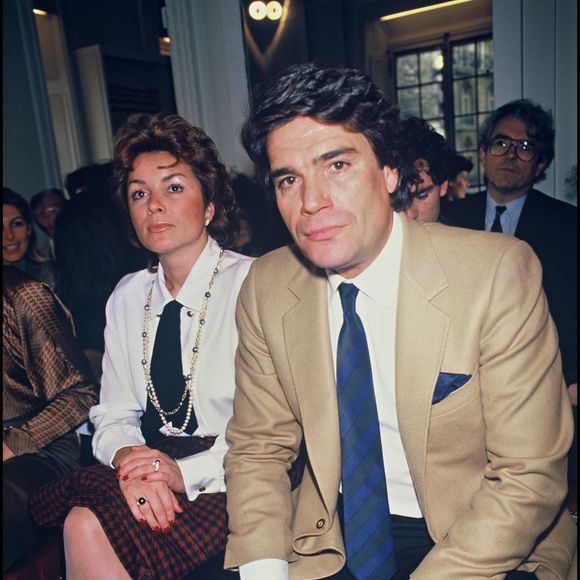 Elle a ainsi expliqué à Gala pourquoi elle a accepté cette proposition : "Sophie ma dit : 'j'habite Biarritz et toi Paris. Quand on se voit, c'est toujours avec les enfants. Ce sera une parenthèse à deux qui va te sortir de tes problèmes'". 

Archives - Bernard Tapie et sa femme Dominique pour la présentation de sa collection ©BERTRAND RINDOFF PETROFF / BESTIMAGE