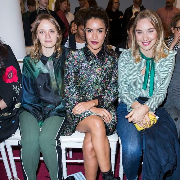 Néanmoins, Sabrina Ouazani refuse que "la justice soit rendue par un tribunal populaire".

Sara Forestier, Sabrina Ouazani et Déborah François au défilé de mode (Front Raw) printemps-été 2018 "Alexis Mabille" à Paris. Le 29 septembre 2017