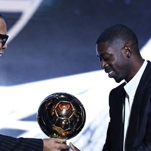 Le trophée de plusieurs kilos lui a été remis par l'ancien joueur de football brésilien Ronaldinho

Le joueur français du Paris Saint-Germain Ousmane Dembele (R) reçoit le Ballon d'Or des mains de l'ancien joueur de football brésilien Ronaldinho lors de la cérémonie de remise du Ballon d'Or France Football 2025 au Théâtre du Chatelet à Paris, France, le 22 septembre 2025. Photo de Gao Jing/Xinhua/ABACAPRESS.COM