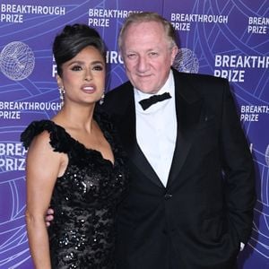 Salma Hayek-Pinault et son mari François-Henri Pinault - Photocall de la 12éme cérémonie de remise des prix Breakthrough à Los Angeles le 18 février 2026.
© Bestimage