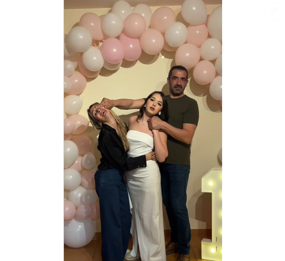 Ambre Dol de "Familles nombreuses" pose avec son ex-mari
