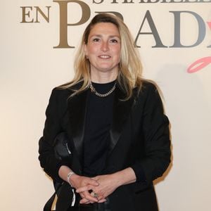 La comédienne Julie Gayet a opté pour un look smoking et cuir noir très sophistiqué. Un sans-faute pour l'épouse de François Hollande, fidèle à son style sobre et percutant.

Julie Gayet - Première du film "Le Diable s'habille en Prada 2" au cinéma Le Grand Rex à Paris, le 27 avril 2026.

© Guirec Coadic/Bestimage