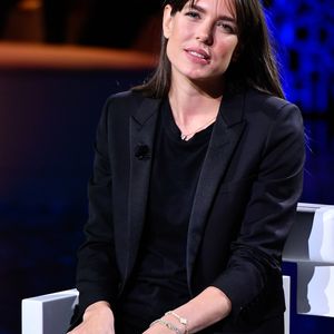 Charlotte Casiraghi - Charlotte Casiraghi sur le plateau de l’émission "Le parole della settimana" (Une élève, un professeur, une rencontre. Co-fondateur des « Rencontres philosophiques de Monaco », la célèbre cavalière Charlotte Casiraghi et le philosophe Robert Maggiori ont choisi de mettre par écrit le fruit de leurs échanges, principalement autour du sensible et des frontières entre les émotions, dans « Archipel des passions », aux éditions du Seuil. Un ouvrage écrit à quatre mains.) à Milan en Italie le 5 octobre 2019. Au cours de cette émission, elle évoque la perte d'un être cher, son père Stefano Casiraghi. Cette perte dit-elle "qui condense toutes les passions et qui donne force et courage, mon père qui était "quelqu'un de très courageux".