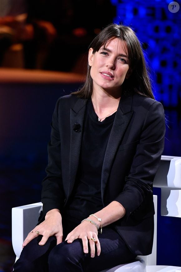 Charlotte Casiraghi - Charlotte Casiraghi sur le plateau de l’émission "Le parole della settimana" (Une élève, un professeur, une rencontre. Co-fondateur des « Rencontres philosophiques de Monaco », la célèbre cavalière Charlotte Casiraghi et le philosophe Robert Maggiori ont choisi de mettre par écrit le fruit de leurs échanges, principalement autour du sensible et des frontières entre les émotions, dans « Archipel des passions », aux éditions du Seuil. Un ouvrage écrit à quatre mains.) à Milan en Italie le 5 octobre 2019. Au cours de cette émission, elle évoque la perte d'un être cher, son père Stefano Casiraghi. Cette perte dit-elle "qui condense toutes les passions et qui donne force et courage, mon père qui était "quelqu'un de très courageux".