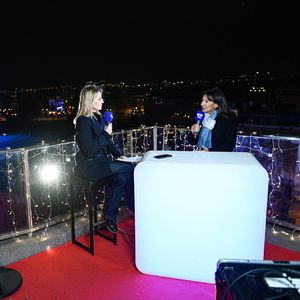 Un nouveau duo anime la matinale de BFMTV

Perrine Storme et Anne Hidalgo lors d'une émission spéciale de la chaîne de télévision française BFM TV (ou BFMTV) depuis un poste de télévision situé sur la terrasse de Publicis sur les Champs Elysées, à l'occasion du réveillon du Nouvel An et du feu d'artifice de l'Arc de Triomphe à Paris, France. Photo par Victor Joly/ABACAPRESS.COM
