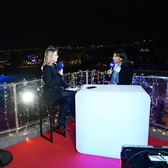 Un nouveau duo anime la matinale de BFMTV

Perrine Storme et Anne Hidalgo lors d'une émission spéciale de la chaîne de télévision française BFM TV (ou BFMTV) depuis un poste de télévision situé sur la terrasse de Publicis sur les Champs Elysées, à l'occasion du réveillon du Nouvel An et du feu d'artifice de l'Arc de Triomphe à Paris, France. Photo par Victor Joly/ABACAPRESS.COM