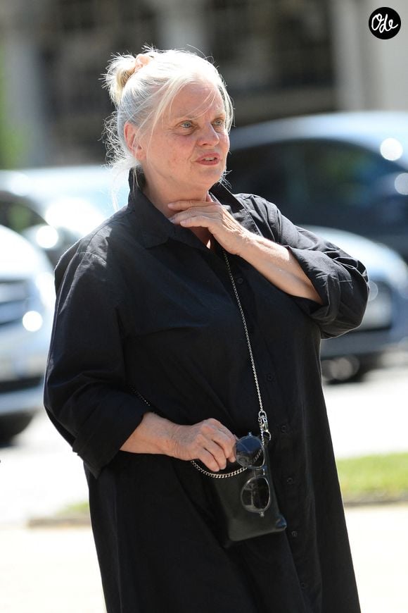 Malgré son visage fermé, en raison du contexte de ce triste événement,

Isabelle Nanty, semble aller beaucoup mieux depuis son grave accident en VTC sur l'autoroute A10, à la sortie des obsèques de la chanteuse Guesch Patti au Crématorium du Père-Lachaise à Paris, France, le 3 juillet 2026. Isabelle Nanty a accompagné son amie la chanteuse Guesch Patti jusqu'à son dernier souffle. © Bestimage