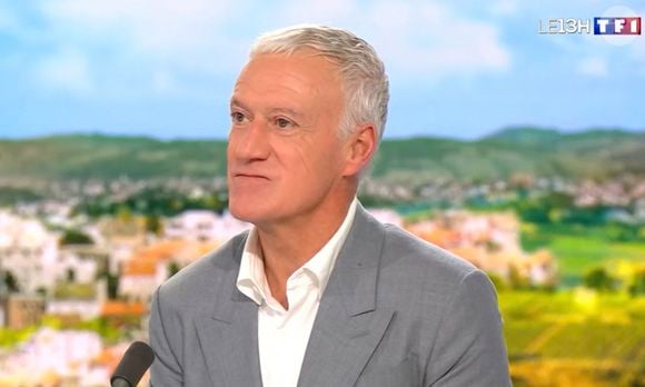 Une annonce qui a fait l'effet d'une bombe 
Au JT de 13H de TF1, Didier Deschamps annonce qu’il quittera l'équipe de France en 2026 après la coupe du monde aux États-Unis. Il était accompagné au JT de B.Macron à l'occasion du lancement de la campagne 2025 des Pièces Jaunes.
Paris le 8 janvier 2025.
© Capture TV TF1 via Bestimage