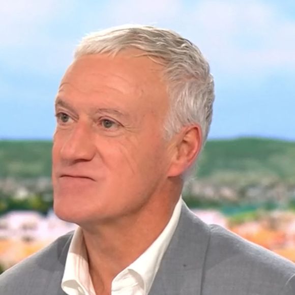 Une annonce qui a fait l'effet d'une bombe 
Au JT de 13H de TF1, Didier Deschamps annonce qu’il quittera l'équipe de France en 2026 après la coupe du monde aux États-Unis. Il était accompagné au JT de B.Macron à l'occasion du lancement de la campagne 2025 des Pièces Jaunes.
Paris le 8 janvier 2025.
© Capture TV TF1 via Bestimage