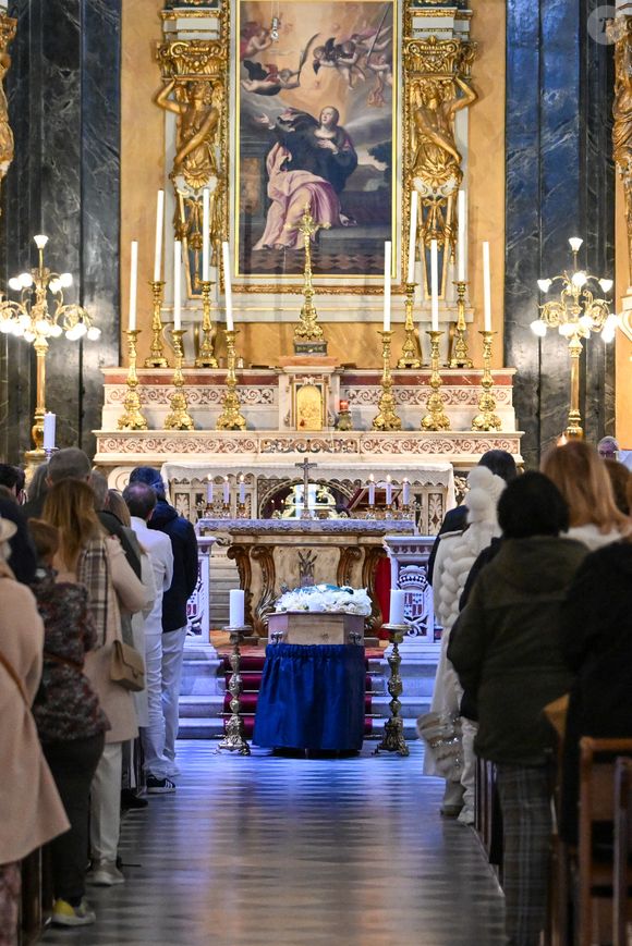 Le cercueil de la défunte aux obsèques d'Evelyne Leclercq en la cathédrale Sainte-Réparate de Nice, France, le 13 janvier 2026. Une tenue blanche ou claire est souhaitée pour la cérémonie. Ni fleurs, ni couronnes. Selon la volonté de la défunte Evelyne, des dons en faveur du pôle cancérologie Arnault Tzanck pourront être effectués par chèque à l'ordre de FDD AAT ou via un lien numérique HelloAsso - Campagne de dons, Institut du Cancer de Mougins. © Bruno Bebert/Bestimage