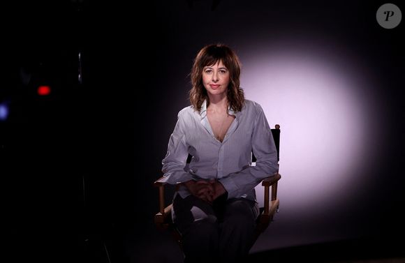 Valérie Bonneton lors de l'enregistrement de l'émission "Inoubliables, nos chers grands-parents", présentée par N.Lévy, au Studio Harcourt à Paris, diffusée le 28 mai à 23h sur Canal+. Le 17 février 2024
© Dominique Jacovides / Bestimage
INOUBLIABLES ­ Nos Chers Grands ­Parents
Une collection d'émissions de 4x40'
Présentée par N.LEVY
Tournée au Studio Harcourt
Troisième invité : Valérie Bonneton le 28 mai à 23h sur CANAL+
Un voyage immersif au coeur du roman familial d'une personnalité
Dans chacune des émissions de cette collection inédite, N.Levy emmène un invité au studio Harcourt, lieu emblématique de la photographie, afin d'explorer de manière singulière son patrimoine familial et sa relation à ses grands-­parents.
Chaque personnalité fait l'objet d'une production documentaire dédiée, élaborée à partir d'une sélection d'images d'archives personnelles inédites mais aussi historiques.
Ensemble, ils plongent au cœur de ce récit qui témoigne de l'héritage immatériel légué par ses ancêtres, et qui ouvre une fenêtre sur le monde et des époques révolues en racontant la puissance de la transmission.