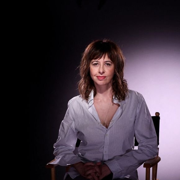 Valérie Bonneton lors de l'enregistrement de l'émission "Inoubliables, nos chers grands-parents", présentée par N.Lévy, au Studio Harcourt à Paris, diffusée le 28 mai à 23h sur Canal+. Le 17 février 2024
© Dominique Jacovides / Bestimage
INOUBLIABLES ­ Nos Chers Grands ­Parents
Une collection d'émissions de 4x40'
Présentée par N.LEVY
Tournée au Studio Harcourt
Troisième invité : Valérie Bonneton le 28 mai à 23h sur CANAL+
Un voyage immersif au coeur du roman familial d'une personnalité
Dans chacune des émissions de cette collection inédite, N.Levy emmène un invité au studio Harcourt, lieu emblématique de la photographie, afin d'explorer de manière singulière son patrimoine familial et sa relation à ses grands-­parents.
Chaque personnalité fait l'objet d'une production documentaire dédiée, élaborée à partir d'une sélection d'images d'archives personnelles inédites mais aussi historiques.
Ensemble, ils plongent au cœur de ce récit qui témoigne de l'héritage immatériel légué par ses ancêtres, et qui ouvre une fenêtre sur le monde et des époques révolues en racontant la puissance de la transmission.