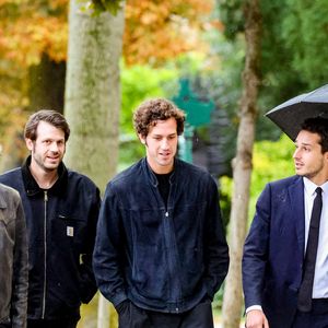 Exclusif - Paul Belmondo et ses fils Victor Belmondo, Alessandro Belmondo, Giacomo Belmondo - Arrivées aux obsèques d’Alain Belmondo au crématorium du Père-Lachaise à Paris, France, le 4 septembre 2025. © Dominique Jacovides/Bestimage