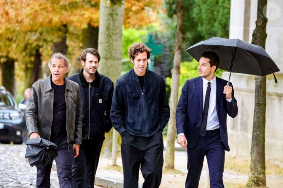 Exclusif - Paul Belmondo et ses fils Victor Belmondo, Alessandro Belmondo, Giacomo Belmondo - Arrivées aux obsèques d’Alain Belmondo au crématorium du Père-Lachaise à Paris, France, le 4 septembre 2025. © Dominique Jacovides/Bestimage