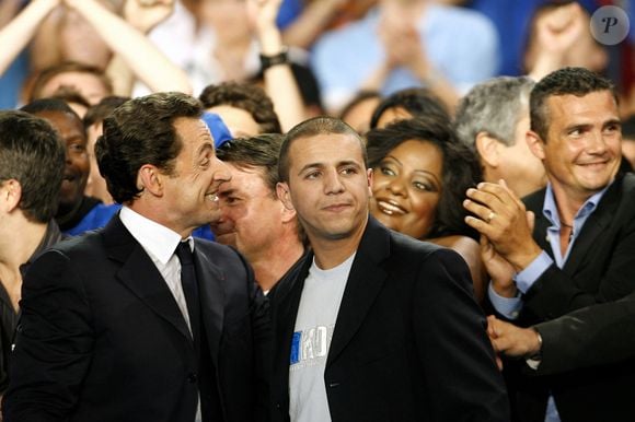 Nicolas Sarkozy, Faudel, Miss Dominique, Richard Virenque sont vus lors du rassemblement de Sarkozy à la salle de concert de Paris Bercy à Paris, France, le 29 avril 2007. Photo par Bisson-Taamallah-Orban/ABACAPRESS.COM"