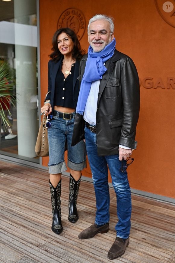 Il en a notamment été le directeur délégué quand elle en est aujourd'hui la DRH...

Catherine Bancarel et Pascal Praud posent au Village pendant les Internationaux de France à Roland Garros le 07 juin 2025 à Paris, France. Photo par ABACAPRESS.COM